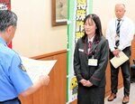 感謝状が贈られた野口さん（中央）と石田さん（右）