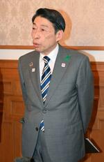 　日産自動車の工場新設断念について説明する福岡県の服部誠太郎知事＝９日午前、福岡県庁