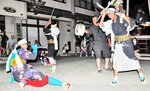 勇壮な剣術の舞を披露する中学生＝１４日夜、新温泉町丹土の丹土公会堂前