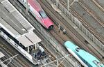 　連結が外れ、ＪＲ西日暮里駅付近に停車した東北新幹線の「はやぶさ・こまち２１号」＝６日、東京都荒川区
