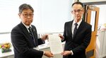 空中給油・輸送機の追加配備を条件付きで了承するとの回答文書を手渡す盛田部長（左）＝２６日、鳥取県庁