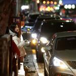 　塾の授業を終えた子どもたちを待つ親の車列＝ソウル・江南（共同）