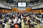 購入したラーメンやビールを味わう人でごった返す会場＝１６日、米子市の米子市の米子コンベンションセンター特設会場