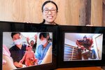 「第２子誕生のとき」（左）など展示作品を手にするなかにしさん