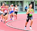男子１５００㍍で参加標準記録を突破する４分８秒１７をマークした亀井琥太郎（右）＝ヤマタスポーツパーク陸上競技場