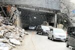 輪島市から穴水町へ向かう途中の車内から撮影した渋滞の様子。落石や道路の崩落などが行く手を阻んだ＝７日（山代救急部長提供）