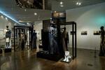 　２０２５年春夏コレクション「ＦＡＤＥ」の展示風景。砂漠と海の色を反映した世界が広がっている＝東京・六本木（Ｐｈｏｔｏ　ｂｙ　Ｓａｔｏｍｉ　Ｙａｍａｕｃｈｉ）（提供写真）