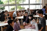 地域住民と児童でにぎわう「いわくラッコ」の様子＝８月２８日、鳥取市立川町７丁目の岩倉小学校