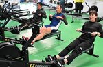 ローイングエルゴメーターで練習する強化指定選手ら＝県立米子艇庫