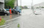大雨で冠水した道路＝９日正午、境港市西工業団地