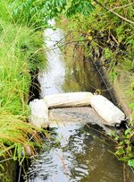 用水路に設置された油の吸着材＝１日、米子市吉岡