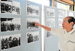 赤碕沖に漂着した「成進号」の説明をする上嶋さん