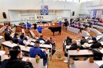  今年最後となった競り市で競り落とされる和牛子牛＝１４日、琴浦町湯坂の鳥取県中央家畜市場 
