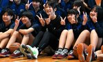 生徒と記念写真を撮る小池さん（中央）＝５日、鳥取市立川町５丁目の鳥取東高