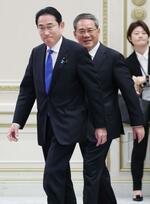 　日中韓首脳会談後の共同記者発表に臨む岸田首相（左）と中国の李強首相＝２７日、韓国・ソウル（代表撮影・共同）