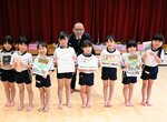 表彰状や盾など記念品を受け取った園児ら