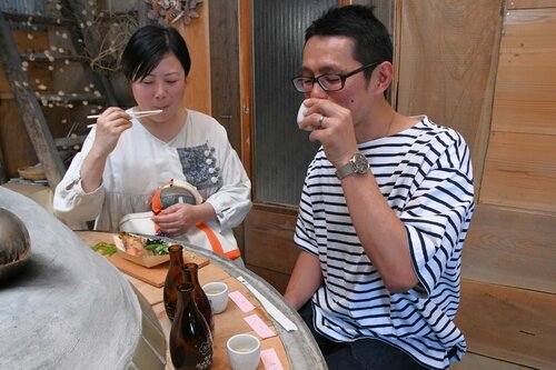 みそや塩こうじを使ったおつまみとともに地酒の飲み比べを楽しむ来場者