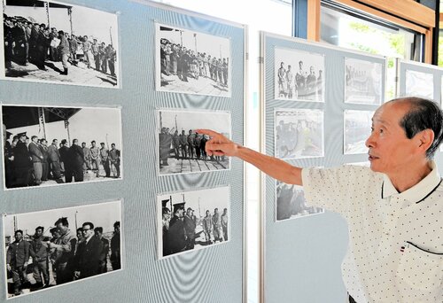 赤碕沖に漂着した「成進号」の説明をする上嶋さん