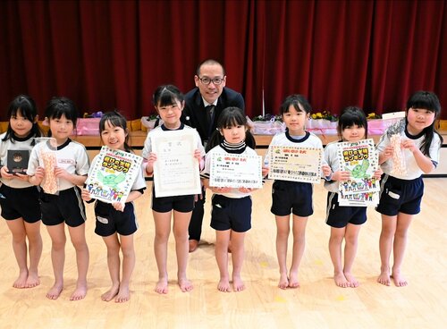 表彰状や盾など記念品を受け取った園児ら