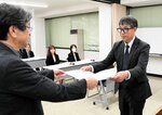 表彰状を受け取る被表彰者