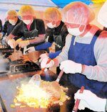 【奮闘】名物「部長焼きそば」。長蛇の列に応えようと汗だくで奮闘するＪＡ鳥取西部の幹部職員