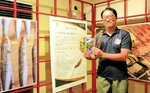 「魚の干物をもっと食べてほしい」と企画展示をアピールする大池館長