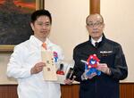 　大阪府の吉村洋文知事（左）と面会した石川県輪島市の坂口茂市長＝８日午後、大阪府庁