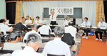 人口減少を主なテーマに行われた懇談会＝２日夜、新温泉町諸寄の諸寄基幹集落センター
