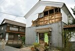強い地震でしっくいの壁が剥がれ落ちた白壁土蔵群の建物＝２０１６年10月21日、倉吉市