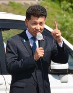　街頭演説する立憲民主党の泉代表＝２５日午後、松江市