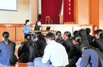 薬物乱用の危険性とＳＮＳからつながる非行防止についての説明を聞く生徒ら