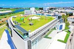 県産材のアルミや杉をふんだんに使った富山県美術館。五感をくすぐる遊具が人気の「オノマトペの屋上」は休館日も家族連れなどでにぎわう＝富山県美術館提供（撮影・小杉写真事務所）