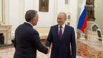 　４月２５日、モスクワで握手するロシアのプーチン大統領（右）とウィットコフ米中東担当特使（ロシア大統領府の動画から、ロイター＝共同）