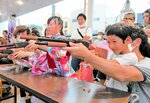 射的を楽しむ子どもたち＝２２日、鳥取市の本通商店街