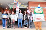 １００万人目の利用者となった川端さん（中央）と家族ら＝６日、香美町香住区余部の余部クリスタルタワー