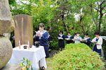 「家隆塚」で代表して祭文を詠み上げる生徒
