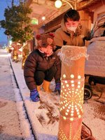 優しい明かりで観光客や市民を楽しませる竹灯籠＝２３日、境港市松ケ枝町の水木しげるロード