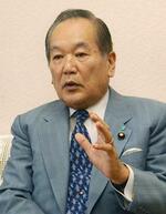 　インタビューに答える斎藤十朗参院議員＝２００４年６月