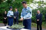 　飲酒ひき逃げ事件の現場で献花する北海道警小樽署の竹内哲署長＝１３日午後、北海道小樽市