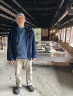 　浜田庄司が使っていたろくろが並ぶ工房に立つ孫の友緒さん＝栃木県益子町