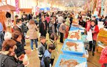 【大にぎわい】
悪天候にもかかわらず、上屋は大勢の来場者でごった返した＝浜坂漁港