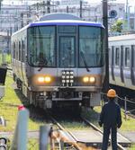 　報道陣に公開された試運転で、線路上のマネキンを検知し自動停止した車両＝１３日午後、東京都国分寺市