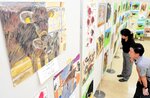 但馬牛をテーマにした絵画作品が並ぶ会場＝新温泉町丹土の県立但馬牧場公園