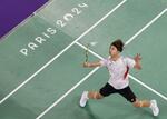 　男子シングルス１次リーグ　ブラジル選手と対戦する奈良岡功大＝パリ（共同）