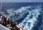 　洋上慰霊で海に献花する参加者＝２０１６年３月、ミクロネシア連邦・ヤップ島沖（日本遺族会提供）
