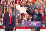 　２０２４年１０月、米ペンシルベニア州バトラーで開かれた、トランプ氏（左）の選挙集会で演説するイーロン・マスク氏（ロイター＝共同）