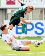鳥取－松本　ガイナーレは後半、大嶋が体を投げ出してシュートを防ぐ＝サンプロ・アルウィン
