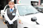 鳥取県内最年少のタクシードライバーとなった四元さん＝３日、米子市旗ケ崎の皆生タクシー