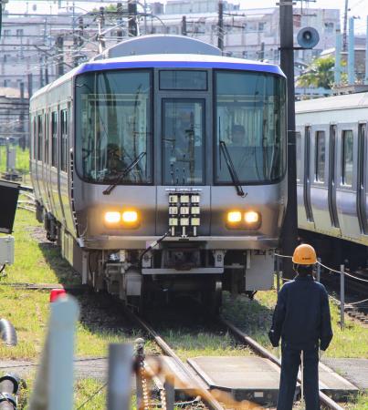 　報道陣に公開された試運転で、線路上のマネキンを検知し自動停止した車両＝１３日午後、東京都国分寺市