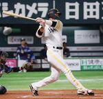 　６回ソフトバンク１死、秋広が中前打を放つ＝みずほペイペイドーム